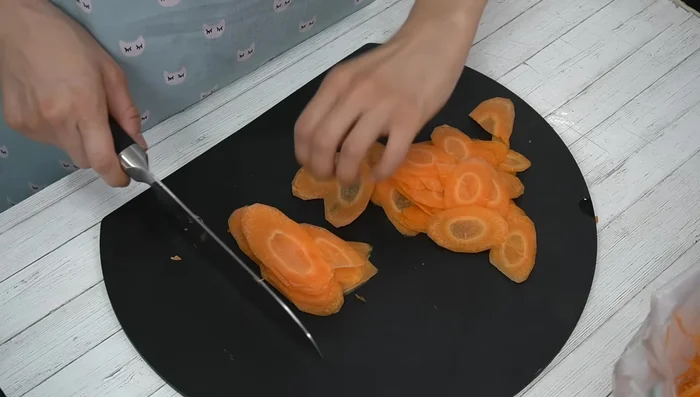 Salt and drain: Place the cut carrots in a plastic bag, add salt, mix well, and remove excess air. Seal the bag and let it sit for 10 minutes to release moisture. Then, drain the water.