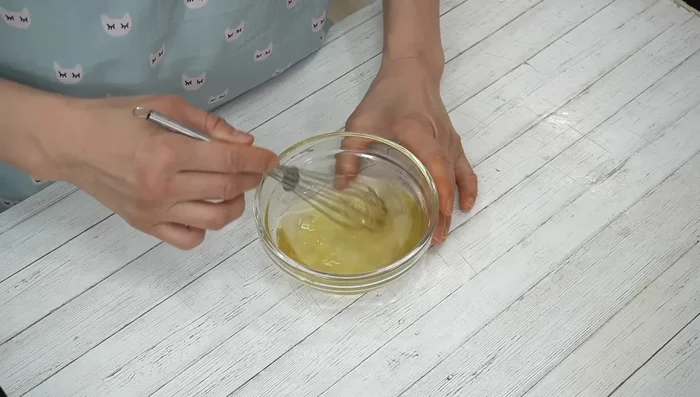 Prepare the vinegar mixture: In a separate bowl, mix the vinegar and honey until the honey dissolves.