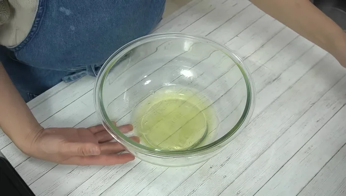 Preheat oven to 170°C. Beat egg whites at high speed for 30 seconds, then add sugar and lemon juice. Beat at high speed for 2 minutes until soft peaks form. Mix at low speed for 1 minute to smooth.