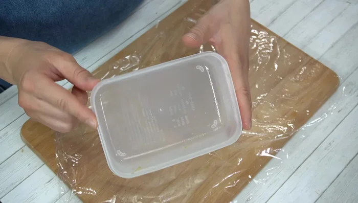 Remove the bread from the Tupperware (it should easily come out due to the oil).