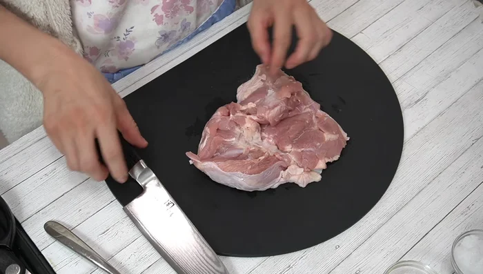 Spread chicken skin firmly, remove excess skin, sinews, and oil. Poke holes in the surface with a fork to allow seasoning to penetrate.