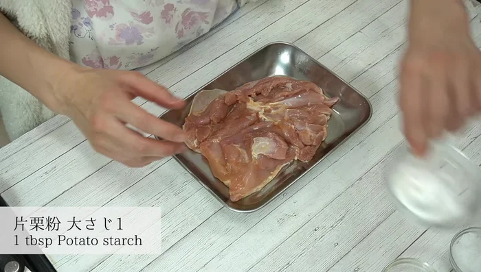 Wipe off excess water from the marinated chicken and sprinkle potato starch evenly on both sides. (Cake flour can be used as an alternative).