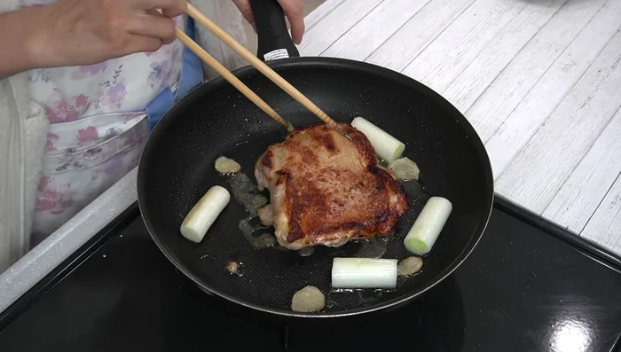 After 5 minutes, check both sides. Once browned, turn off the heat and tilt the pan to remove excess oil.