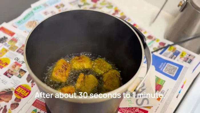 Fry the chicken: Add chicken to hot oil, stir gently after 30 seconds to 1 minute. Fry one side for 3-4 minutes, flip, and fry the other side for 3-4 minutes.