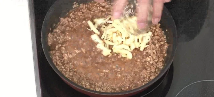 Add the prepared ingredients (fried tofu, bamboo shoots, boiled octopus, fish) to the cooked meat in the pan. Pour in kelp water.