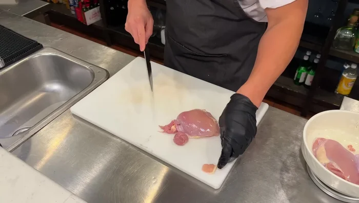 Chop chicken thigh into bite-sized pieces. Remove excess fat.