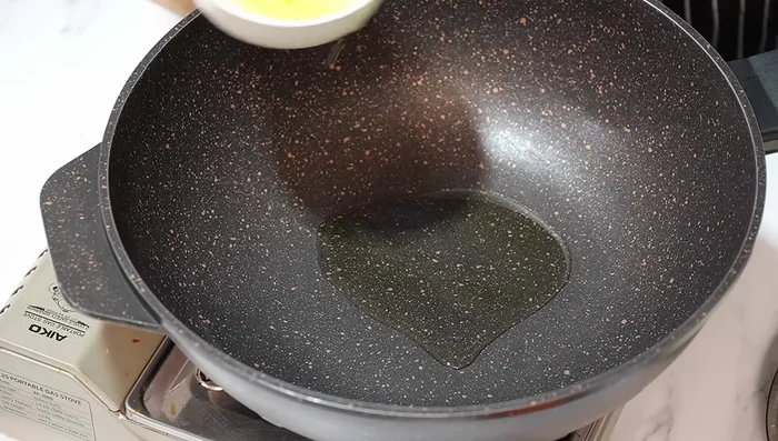 Make curry sauce: Heat oil in a pan, sauté onions and garlic. Add carrots and potatoes, then add curry blocks and boiling water (from blanching chicken). Simmer uncovered until thickened.