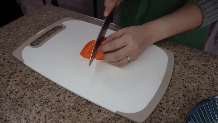 Chop the onion and carrot finely.