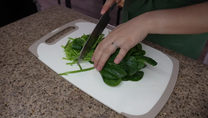 Chop spinach into bite-sized pieces and mince garlic.