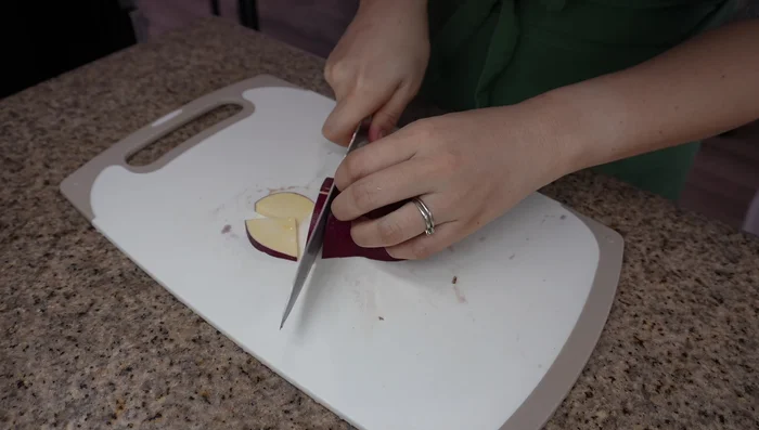Wash and slice sweet potato into half-moon shapes. Soak in water for 10 minutes.