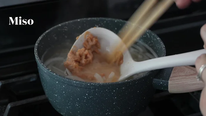 Dissolve miso paste into the broth. Do not boil after adding miso.