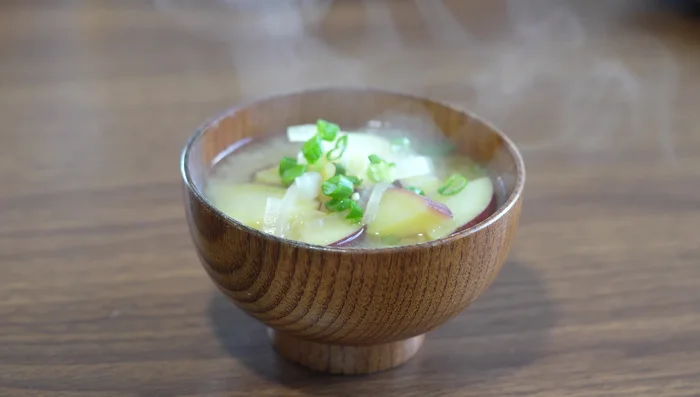 Ladle soup into bowls and garnish with green onions.