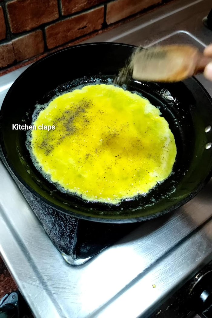 Sprinkle pepper powder on top.