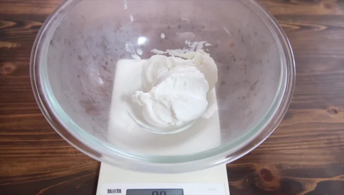 In a bowl, combine Oikos yogurt (200g), eggs, Lakanto (25g), granulated sugar (20g), and rice flour (30g). Mix thoroughly until smooth.