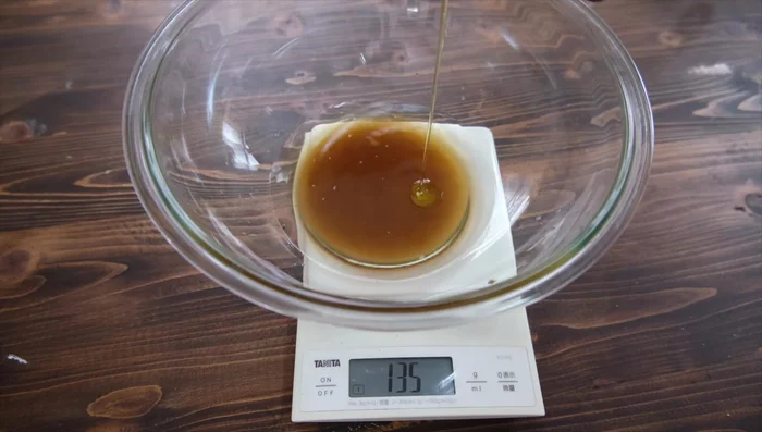 Measure out 5g of oil and mix all wet ingredients lightly.