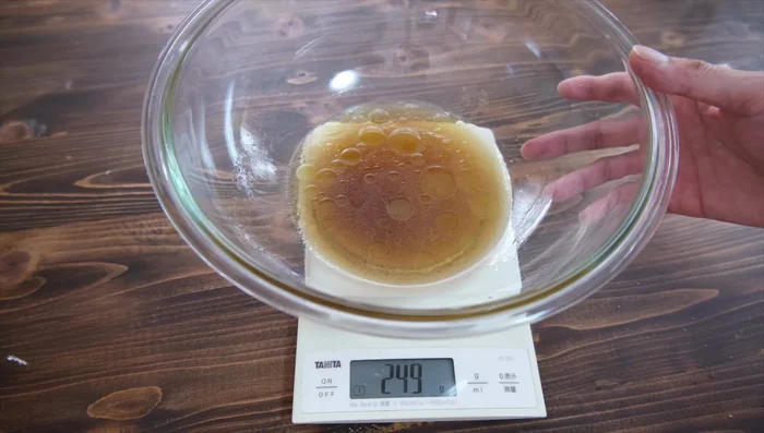 Measure out 100g of rice flour.