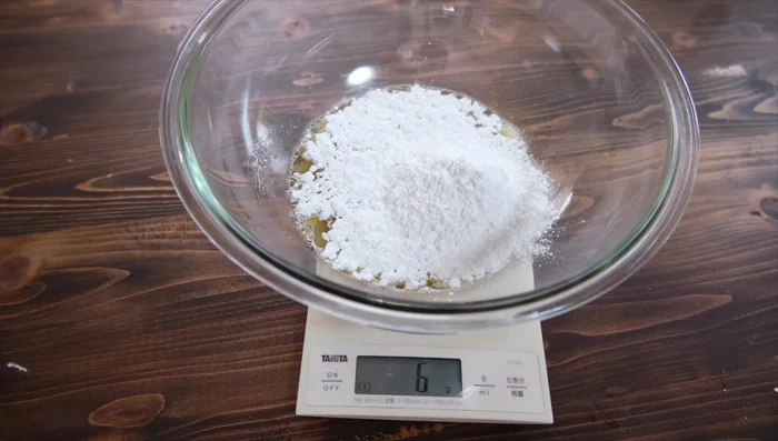 Add 4g of baking powder and mix all ingredients together until sticky.