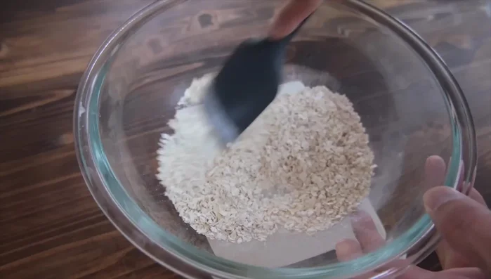Add 100g of milk and mix well until the oatmeal is evenly moistened.