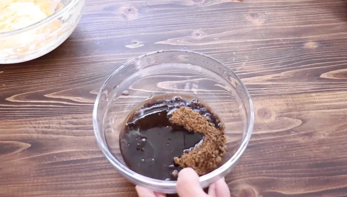 Stir in 30g of honey.