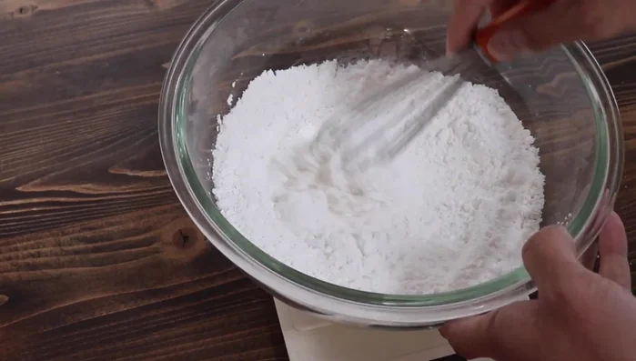 Combine shiratamako and sugar in a bowl and mix lightly with a whisk until well combined.