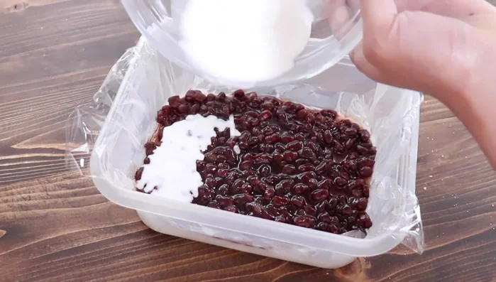 Sprinkle a pinch of salt over the azuki beans.