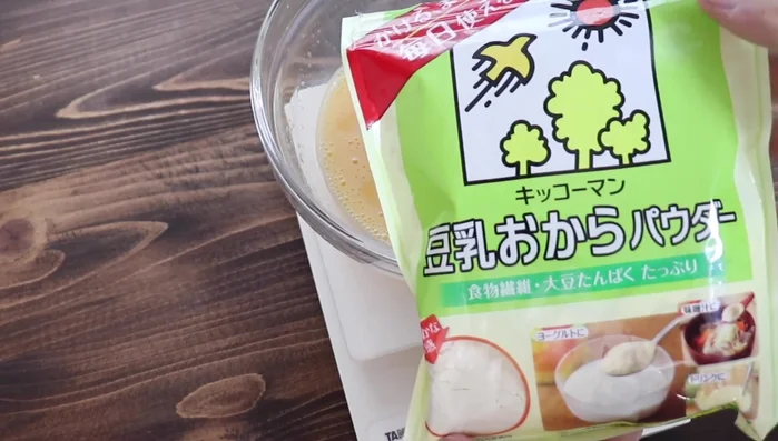 Add soy milk and okara powder (10g).
