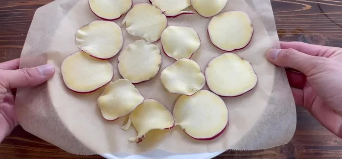 Microwave the sweet potato slices for 4 minutes at 600W.