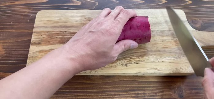 Prepare 250-150g of sweet potatoes, wash them thoroughly, and cut them into thin slices. You can use a knife or a slicer.