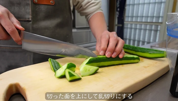 Cut the peeled cucumbers into thin, egg-shaped slices.