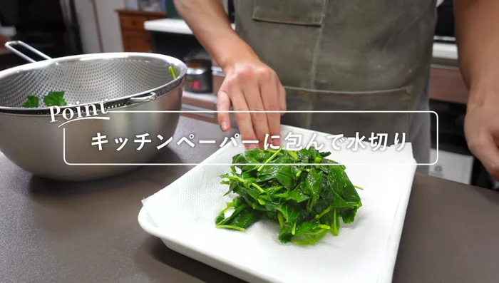 Wrap boiled molokhia in kitchen paper to drain and prevent sticky hands.
