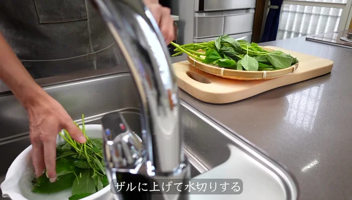 Wash molokhia stems twice, shaking with a towel, then drain lightly.