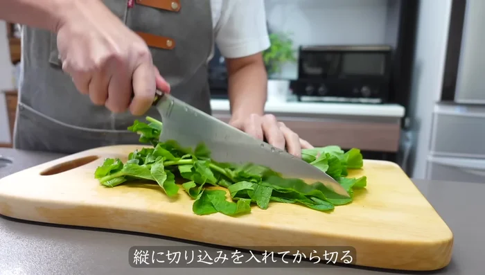 Cut the radish leaves into smaller pieces. Make a vertical slit before cutting if the leaves are large.