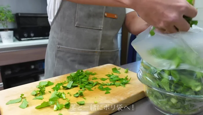 Place the cut radish leaves in a plastic bag. Add 1 teaspoon of salt. Shake the bag to evenly distribute the salt.