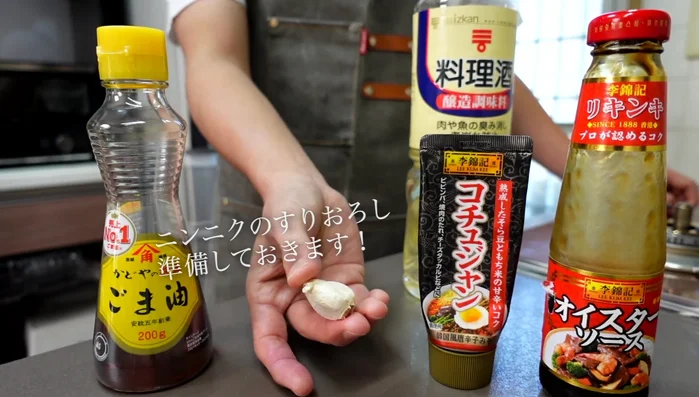 Heat sesame oil in a frying pan and fry the pork belly over low to medium heat.