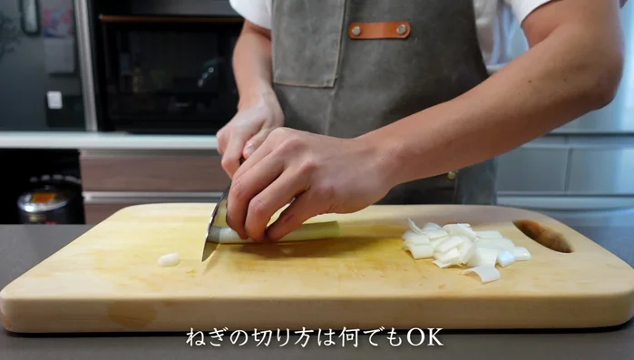 Cut the white part of the green onions into pieces, separating the hard stems from the soft leaves.