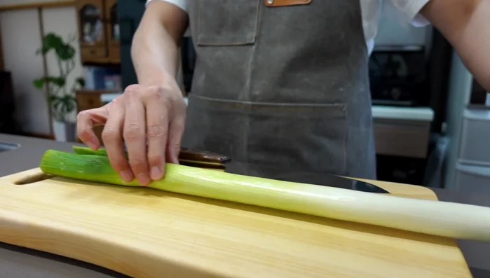 Cut off the green part of the scallions and tear them by hand to enhance flavor. This will be used to reduce chicken odor and add flavor.