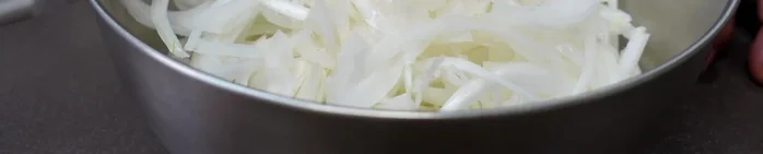 Place the sliced onions in a bowl. Add a pinch of sugar and salt, and rub well to create osmotic pressure and shine.