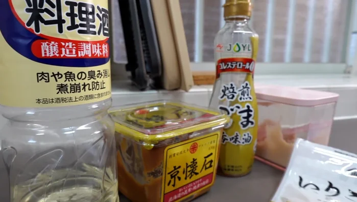 Combine Ingredients: Transfer the chopped myoga, ginger, and shiso leaves to a bowl. Mix with your chosen miso sauce (make it slightly sweet).