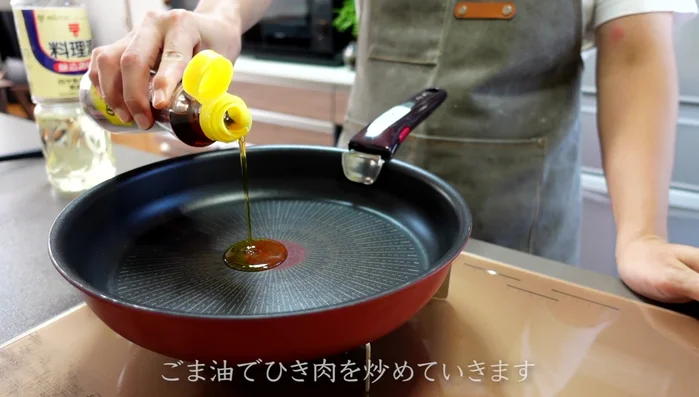 Add a tablespoon of sake to the minced meat and continue frying to remove any unique meaty odor.
