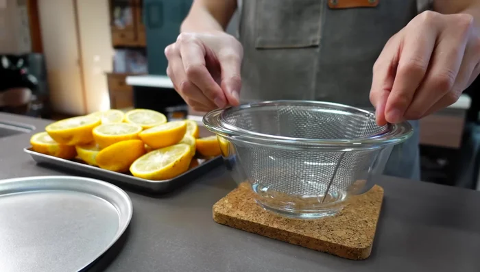 Place yuzu seeds in a tea bag. These are essential for thickening the jam.