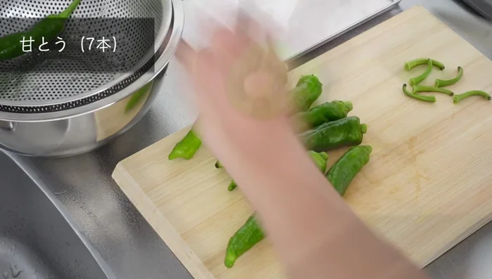 Prepare the Tosa sweet peppers by removing the hard base and slicing them into 5mm wide pieces. Let them cool on a paper towel.