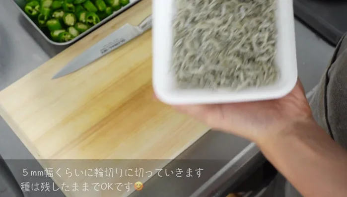 Prepare the sauce for the sweet and spicy stew: Combine sake, sesame oil, and village pizza.