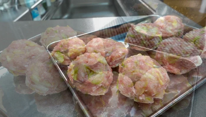 Shape the meat mixture into small balls.