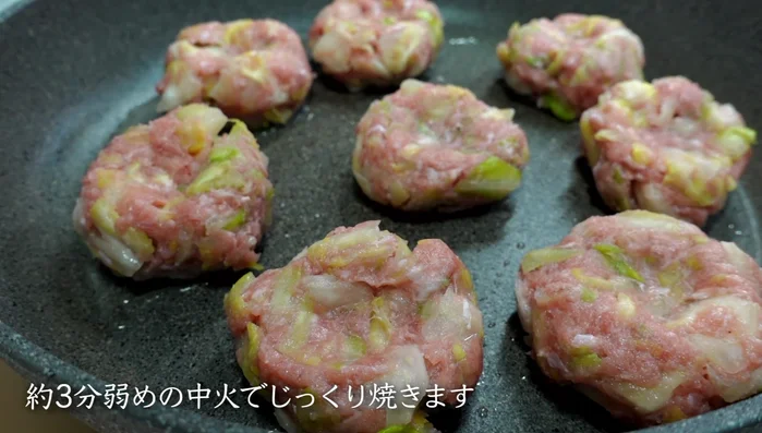 Add oil to a heated frying pan and arrange the meatballs. Cook slowly over low-medium heat for about 3 minutes per side (total 6 minutes).