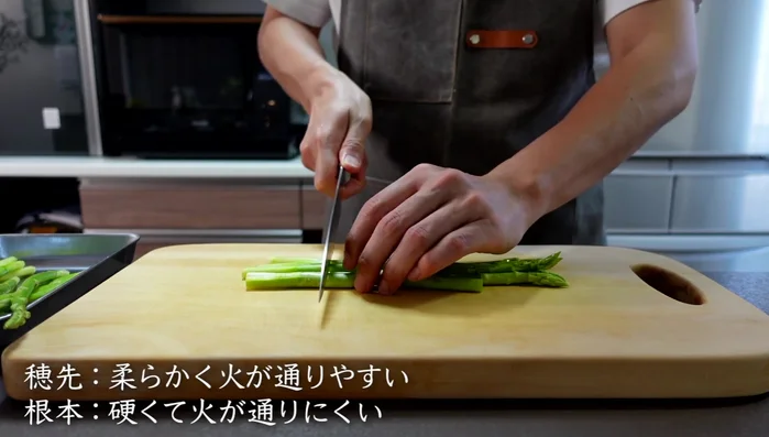 Cut the asparagus into 4 equal parts (tip and base).