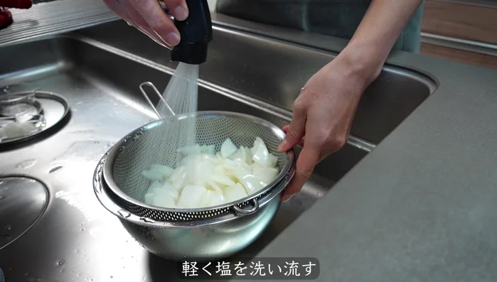 Lightly rinse the salted radish in a colander, leaving some saltiness. (156.16)
