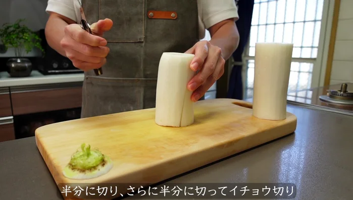 Cut the daikon radish in half lengthwise, then in half again, and into 5mm wide pieces. (47.36)