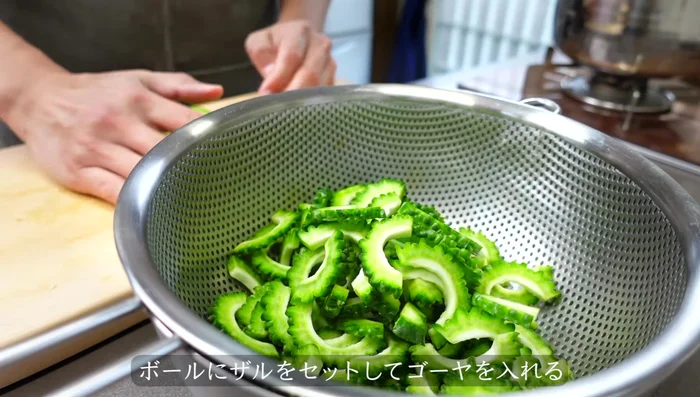 Place the sliced goya in a bowl.