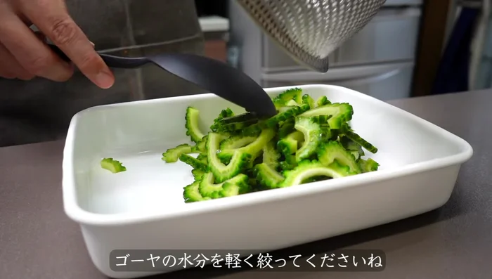 In a storage container, combine the goya, chikuwa (and optional spicy ingredient), and the seasoning liquid. Mix well.