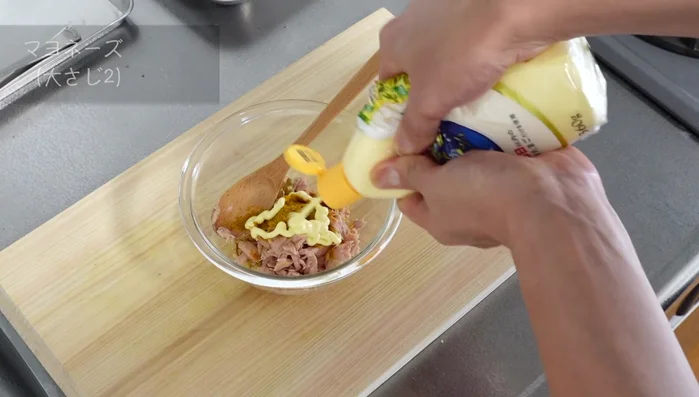Fill the hollowed cucumbers with the walnut-curry-mayonnaise mixture. Add 4 chili peppers for extra flavor.